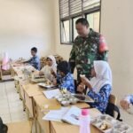 Wujud Dukungan Program Pemerintah, Babinsa Ujong Kareung Pantau Langsung Penyaluran Makanan Bergizi di Sekolah