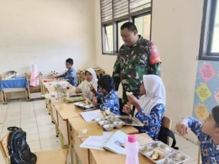 Wujud Dukungan Program Pemerintah, Babinsa Ujong Kareung Pantau Langsung Penyaluran Makanan Bergizi di Sekolah