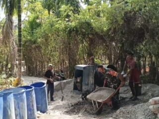 Babinsa Jaboi Bantu Perbaikan Jalan, Wujudkan Kemudahan Akses Pertanian Warga 