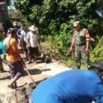 BABINSA Desa Sumberjaya Dampingi Warga Gotong Royong Bangun Jalan Gang di Kampung Puncak Malanding