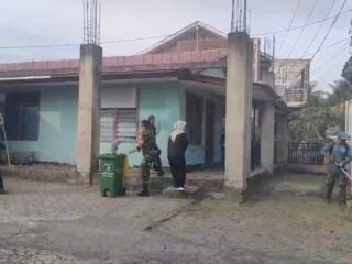 Sinergi TNI dan Akademisi, Babinsa Kuta Ateuh Bersama Mahasiswa UIN Ar-Raniry Bergotong Royong