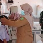Dukung Kesehatan Pelajar, Babinsa Paya Seunara Dampingi Cek Kesehatan Gratis di SDN 19
