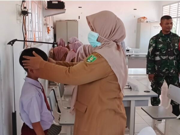 Dukung Kesehatan Pelajar, Babinsa Paya Seunara Dampingi Cek Kesehatan Gratis di SDN 19