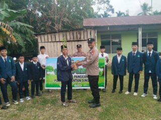 Polsek Pangean Dan Polsek Logas Tanah Darat Tanam Bibit Pohon Di Sekolah, Dukung Program Green Policing Kapolda Riau
