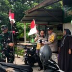 Babinsa Krueng Raya Bantu Warga Pasang Bendera Merah Putih, Semarakkan HUT ke-81 RI