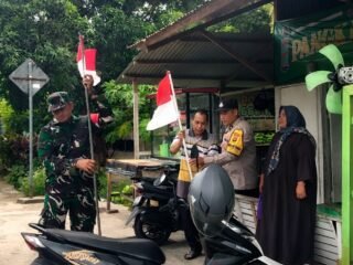 Babinsa Krueng Raya Bantu Warga Pasang Bendera Merah Putih, Semarakkan HUT ke-81 RI