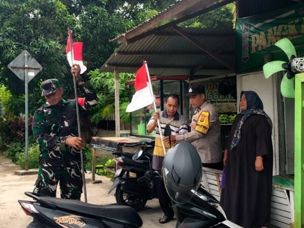 Babinsa Krueng Raya Bantu Warga Pasang Bendera Merah Putih, Semarakkan HUT ke-81 RI