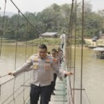 Jalan Kaki Melintasi Jembatan Gantung, Kapolres Kampar Cek Kesiapan Lokasi Ekspedisi Merah Putih Presisi