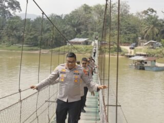 Jalan Kaki Melintasi Jembatan Gantung, Kapolres Kampar Cek Kesiapan Lokasi Ekspedisi Merah Putih Presisi