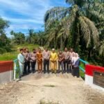 Polres Kampar Serahkan Jembatan Merah Putih Presisi Hasil Renovasi Ke Warga Pulau Jambu Kuok