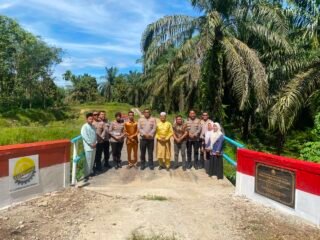 Polres Kampar Serahkan Jembatan Merah Putih Presisi Hasil Renovasi Ke Warga Pulau Jambu Kuok