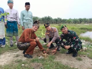 Green Policing, Polsek Singingi Hilir Ajak Warga Desa Petai Tanam Pohon Dan Peduli Lingkungan