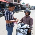 Semarak HUT Kemerdekaan RI ke-81, Sat Intelkam Polres Nias Selatan Bagikan Bendera Merah Putih kepada Pengendara Sebanyak 81 Buah bendera