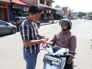 Semarak HUT Kemerdekaan RI ke-81, Sat Intelkam Polres Nias Selatan Bagikan Bendera Merah Putih kepada Pengendara Sebanyak 81 Buah bendera