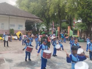Babinsa 08 Kuta Ateuh Dukung Latihan Drum Band SDN 2 Sabang, Semangat Meriahkan HUT RI ke-81