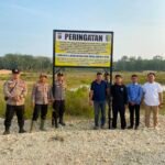Cegah PETI, Polsek Kuantan Hilir Dan Benai Pasang Plang Larangan Pertambangan Ilegal
