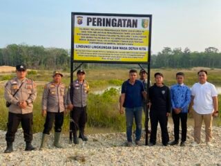 Cegah PETI, Polsek Kuantan Hilir Dan Benai Pasang Plang Larangan Pertambangan Ilegal