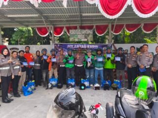 Semarak HUT RI Ke-81, Ditlantas Polda Riau Bagikan Sembako, Helm SNI Dan Konvoi Bersama Ojol