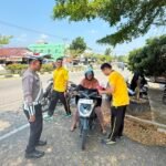 Merah Putih Berkibar Di Hati Masyarakat, Sat Intelkam Polres Kuansing Bagikan Bendera Jelang HUT RI Ke-81