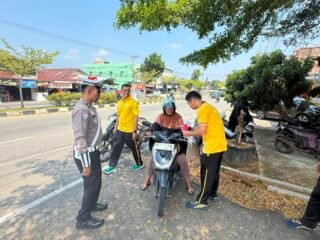 Merah Putih Berkibar Di Hati Masyarakat, Sat Intelkam Polres Kuansing Bagikan Bendera Jelang HUT RI Ke-81