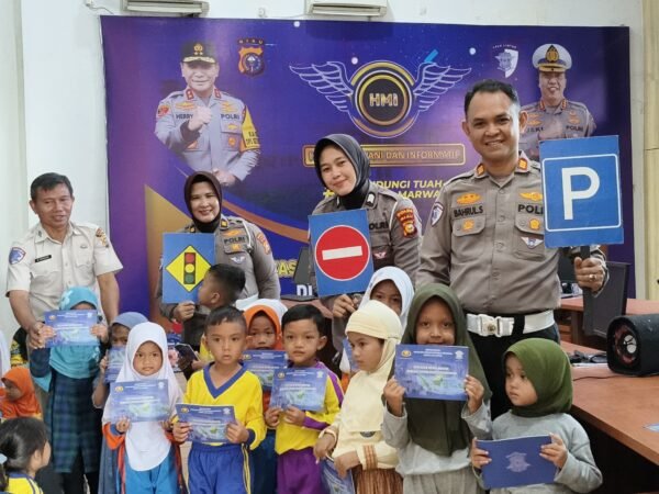Polantas Karib Disambut Senyum Anak-Anak, Ditlantas Polda Riau Tanamkan Keselamatan Dan Cinta Lingkungan Sejak Dini