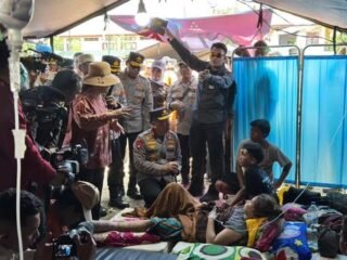 Bawa 247 Ton Bantuan, Kapolri Pastikan Korban Gempa NTT Terpenuhi