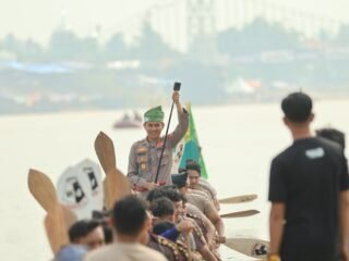 Kapolres Kuansing Menjadi Timbo Ruang Jalur Eksibisi, Semarakkan Pacu Jalur Event Nasional 2026