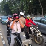 Asap Tebal Selimuti Pekanbaru, Ditlantas Polda Riau Bagikan Ribuan Masker Kepada Masyarakat