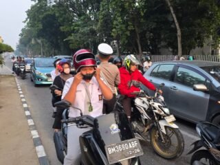 Asap Tebal Selimuti Pekanbaru, Ditlantas Polda Riau Bagikan Ribuan Masker Kepada Masyarakat