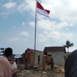 Upacara 17 Agustus di Atas Puing Rumah Warga Desa Kawasi