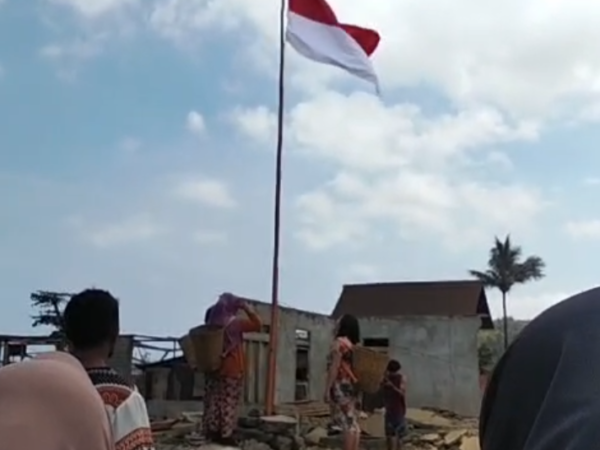 Upacara 17 Agustus di Atas Puing Rumah Warga Desa Kawasi