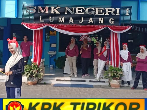 Peringati HUT ke-81 RI, Kepala SMKN 1 Lumajang Turut Terjun Semarakkan Lomba Antar-Warga Sekolah