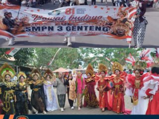 Memperingati HUT ke-81 RI, Kontingen SMPN 3 Genteng Pukau Masyarakat di Pawai Budaya Tingkat Kecamatan