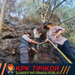 Antisipasi Ancaman Karhutla Bromo Merembet ke Ngadisari, Polres Probolinggo Terjunkan Personel Padamkan Api di Blok Seruni