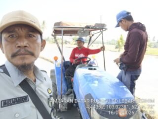 Muza Farudin, S.P. Berikan Pendampingan Langsung Pengolahan Lahan Sawah di Seginim