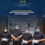 Pembagian Masker Sebagai Upaya Pencegahan ISPA Di Rutan Kelas I Pekanbaru