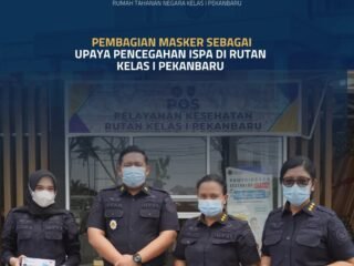 Pembagian Masker Sebagai Upaya Pencegahan ISPA Di Rutan Kelas I Pekanbaru