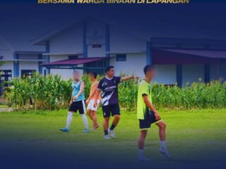Pendekatan Humanis Melalui Olahraga, Kepala Lapas Narkotika Rumbai Bermain Bola Bersama Warga Binaan Di Lapangan