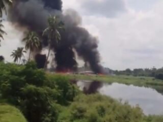 Asap Hitam Membumbung dari PKS Dolok Ilir, Warga Huta Kampus Panik