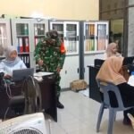 Babinsa Batee Shoek Lakukan Pemutakhiran Data, Pastikan Informasi Akurat dan Koordinasi Lancar