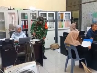 Babinsa Batee Shoek Lakukan Pemutakhiran Data, Pastikan Informasi Akurat dan Koordinasi Lancar