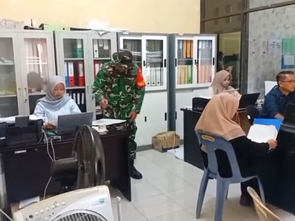 Babinsa Batee Shoek Lakukan Pemutakhiran Data, Pastikan Informasi Akurat dan Koordinasi Lancar