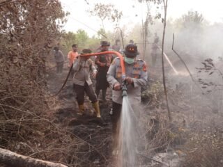 Kapolres Kampar Pimpin Langsung Operasi Pemadaman Karhutla Di Rimbo Panjang : 70 Personel Gabungan Berhasil Padamkan Api Di Lahan Gambut 1 Hektar