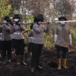 Srikandi Polres Kampar Di Garis Depan Karhutla : Kasat Lantas AKP Wulan Afdhalia Pimpin Langsung Pemadaman Api Di Rimbo Panjang
