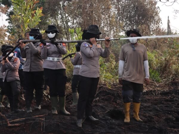 Srikandi Polres Kampar Di Garis Depan Karhutla : Kasat Lantas AKP Wulan Afdhalia Pimpin Langsung Pemadaman Api Di Rimbo Panjang