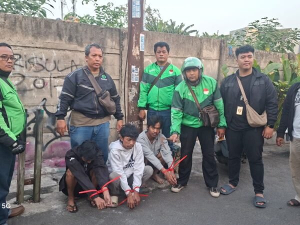 Respon Cepat Tanggapi Laporan Warga, Unit Reskrim Polsek Pamulang Bekuk 3 Terduga Pelaku Curas Bersenjata Arit