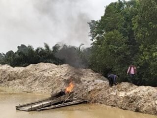 Polsek Singingi Tertibkan Dua Rakit PETI Di Muara Lembu
