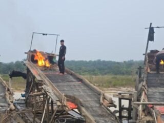 Polsek Kuantan Mudik Tertibkan 7 Rakit PETI Di Desa Setiang