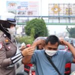 Di Tengah Kabut Asap, Ditlantas Polda Riau Bagikan 1.000 Masker Dan Edukasi Green Policing