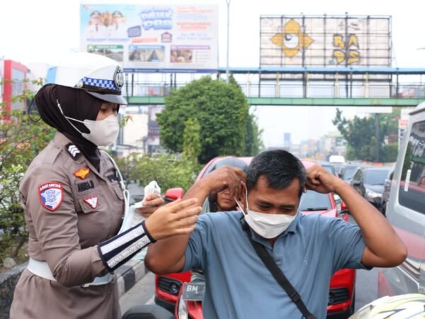Di Tengah Kabut Asap, Ditlantas Polda Riau Bagikan 1.000 Masker Dan Edukasi Green Policing